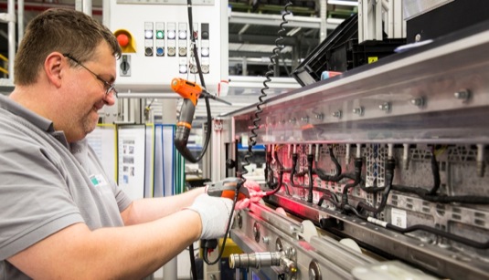 auto výroba lithium-iontových baterií v továrně Accumotive v Kamenci