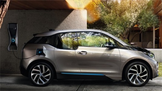 auto elektromobil BMW i3 se nabíjí z nabíjecí stanice doma garáž Wallbox