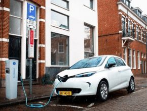 auto elektromobil Renault Zoe u nabíjecí stanice v Nizozemsku