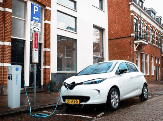 auto elektromobil Renault Zoe u nabíjecí stanice v Nizozemsku