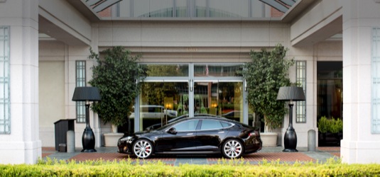 auto elektromobil Tesla Model S nabíjecí stanice Tesla Destination Charge
