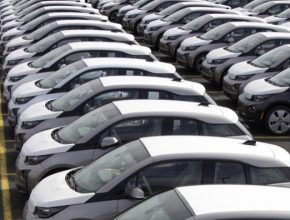 auto elektromobily BMW i3 čekají zaparkované v přístavu