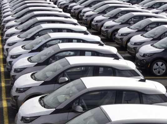 auto elektromobily BMW i3 čekají zaparkované v přístavu