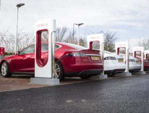 auto elektromobily Tesla Model S od Tesla Motors u nabíjecích stanic Supercharger