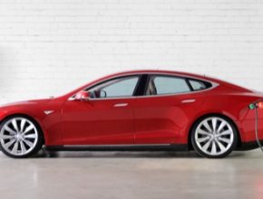 auto garáž elektromobil Tesla Model S domácí úložiště energie baterie Tesla Powerwall a jízdní kolo