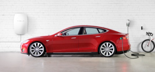 auto garáž elektromobil Tesla Model S domácí úložiště energie baterie Tesla Powerwall a jízdní kolo