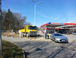 auto rychlo-nabíjecí stanice Tesla Supercharger Humpolec čerpací stanice Benzina