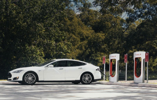 Tesla Supercharger jsou dnes nejvýkonnější rychlonabíjecí stanice. Dokážou nabídnout výkon až 120 kW
