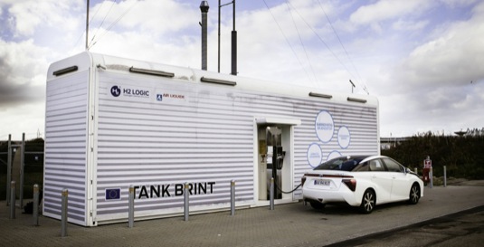 vodíkové auto Toyota Mirai u vodíkové čerpací stanice H2 Logic Dánsko