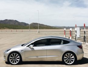 auto elektromobil Tesla Model 3 u nabíjecí stanice Tesla Supercharger u Gigatovárny Tesla v Nevadě