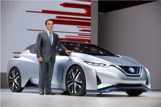 auto Carlos Ghosn u konceptu Nissan IDS, elektromobilu vybavného Nissan Intelligent Drive