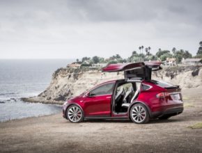 auto elektromobil Tesla Model X online konfigurátor na útesu
