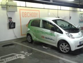 elektromobil Peugeot iOn se nabíjí u nabíjecí stanice