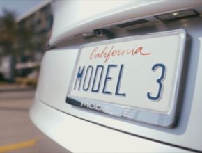 auto elektromobil Tesla Model 3 California licence plate