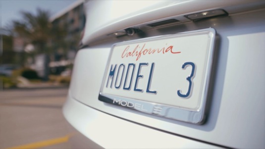 auto elektromobil Tesla Model 3 California licence plate