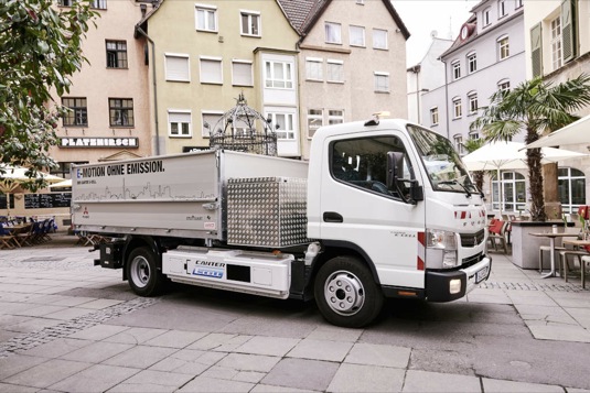 Značka Fuso divize Daimler Trucks je vedoucím výrobcem lehkých nákladních vozidel s částečně i zcela elektrickým pohonem. Flotilový test v roce 2015 v Portugalsku potvrdil snížení provozních nákladů až o 64 % – Canter E-Cell ušetří 1000 eur každých 10 000 kilometrů.