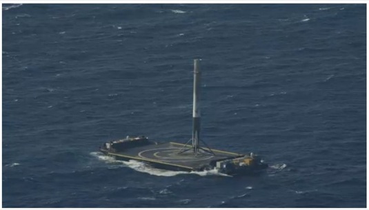 auto SpaceX úspěšné přistání rakety Falcon 9 na mořské bárce
