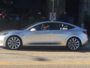 auto elektromobil Tesla Model 3 na ulicích Kalifornie