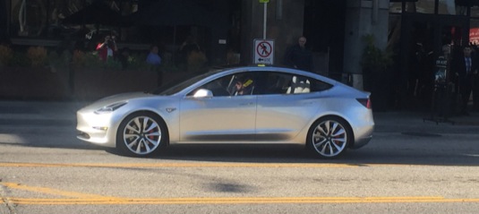 auto elektromobil Tesla Model 3 na ulicích Kalifornie