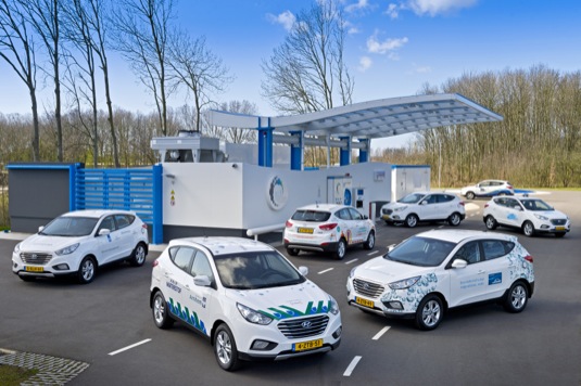 auto vodíková auta Hyundai ix35 Fuel Cell u vodíkové plnící stanice v Nizozemsku