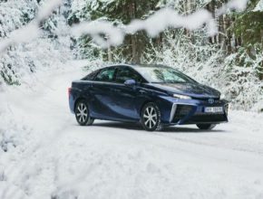 auto Toyota Mirai vodíkové auto Norsko na sněhu