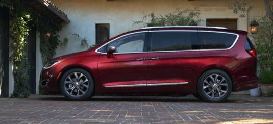 Plug-in hybrid minivan Chrysler Pacifica Hybrid nově dostane robotické řízení společnosti Google. Flotila stovky vozů vyjede už letos.