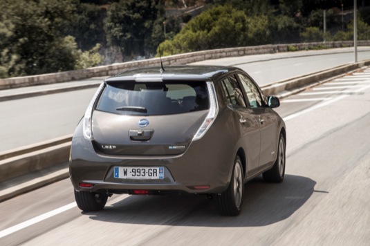 auto elektromobil Nissan Leaf 2016 nový facelift dojezd 250 km