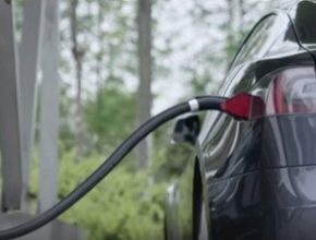 auto elektromobil Tesla Model S na nabíječce Supercharger Čína promo video