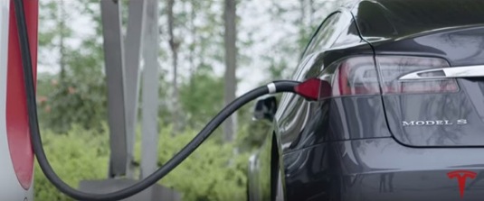 auto elektromobil Tesla Model S na nabíječce Supercharger Čína promo video