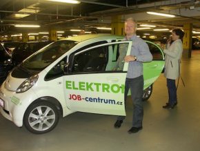auto Radovan Burkovič autor článku u svého elektromobilu Peugeot iOn výstava Elektrokrásky centrum Nová Karolina Ostrava