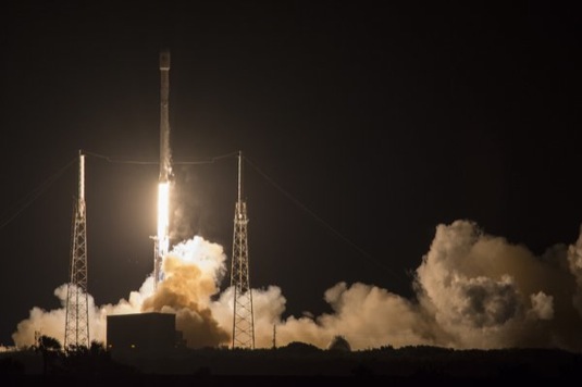 auto vesmírná raketa Falcon 9 společnosti SpaceX mise JCSat-14