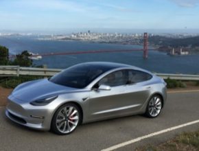 auto elektromobil Tesla Model 3 prototyp silnice San Francisko Golden Gate bridge v pozadí