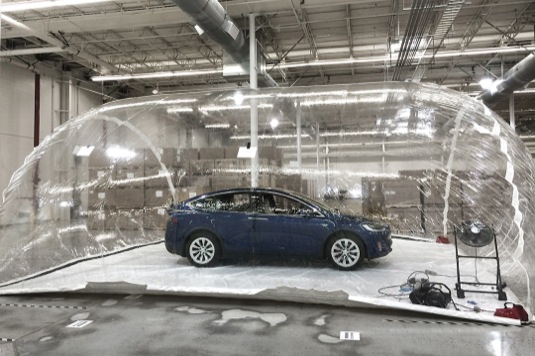 auto elektromobil Tesla Model X HEPA filtr biochemický útok