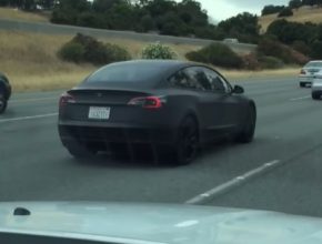 auto elektromobil Tesla Model 3 video test