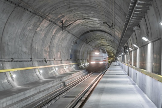 auto Gotthardský úpatní tunel Švýcarsko bezpečnostní technologie Siemens