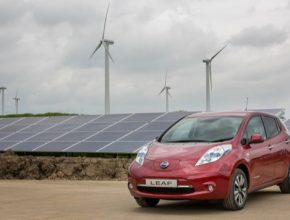 auto elektromobil Nissan Leaf obnovitené zdroje energie solární panely větrné elektrárny
