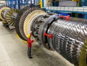 Montáž turbíny SGT5-8000H v berlínském závodě Siemens. Do Düsseldorfu se mimo jiné dopravovala po řece Rýn.