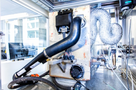 auto Nissan má palivový článek vyrábějící elektřinu z bioetanolu