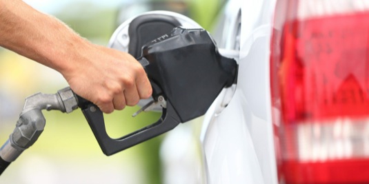 auto pumpa plnění benzínu nádrže auta
