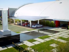 auto Tesla Hawthorn Supercharger nabíjecí stanice solární panely elektrárna