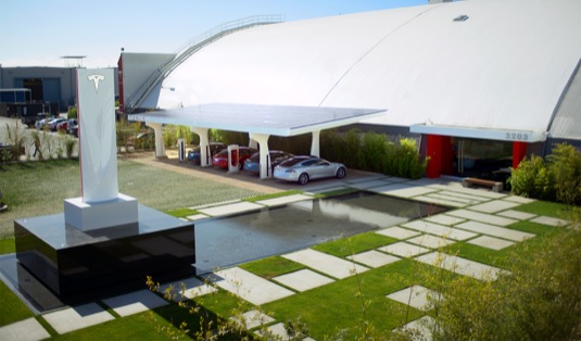 auto Tesla Hawthorn Supercharger nabíjecí stanice solární panely elektrárna