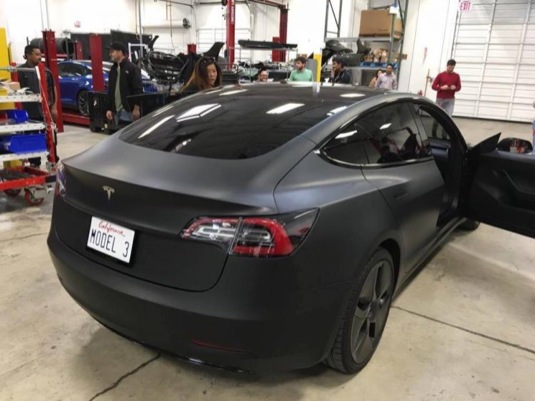 auto elektromobil Tesla Model 3 zadek