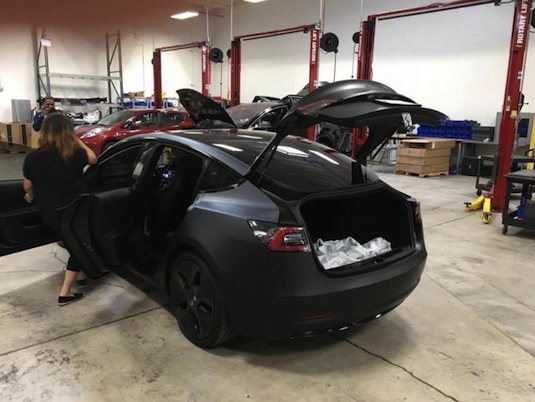 auto elektromobil Tesla Model 3 zadek