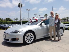 auto Verna a Sandy Padgettovi u svého nového elektromobilu Tesla Model S