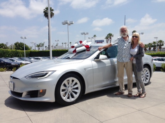 auto Verna a Sandy Padgettovi u svého nového elektromobilu Tesla Model S
