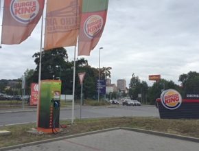 Rychlonabíjecí stanice ČEZ Elektromobilita u Burger Kingu v Praze na Chodově