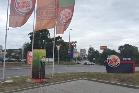 Rychlonabíjecí stanice ČEZ Elektromobilita u Burger Kingu v Praze na Chodově