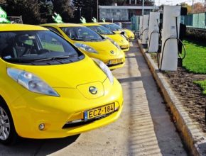 auto elektromobily Nissan Leaf taxi Maďarsko u nabíjecí stanice