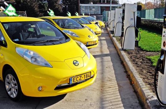 auto elektromobily Nissan Leaf taxi Maďarsko u nabíjecí stanice