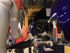 auto robot v továrně Ford auto v Německo Kolín nad Rýnem pracuje s dělníky